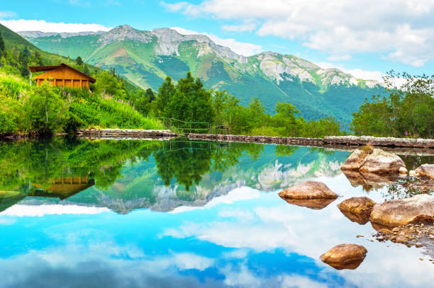 lago de montanha (lissandra pleso) no parque nacional de alto tatras, eslováquia - tatra national park - fotografias e filmes do acervo