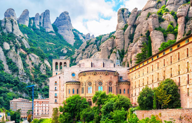 abtei von santa maria de montserrat, katalonien spanien - monastery stock-fotos und bilder