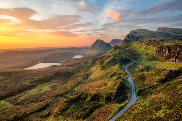 quiraing bei sonnenaufgang. - highland islands stock-fotos und bilder