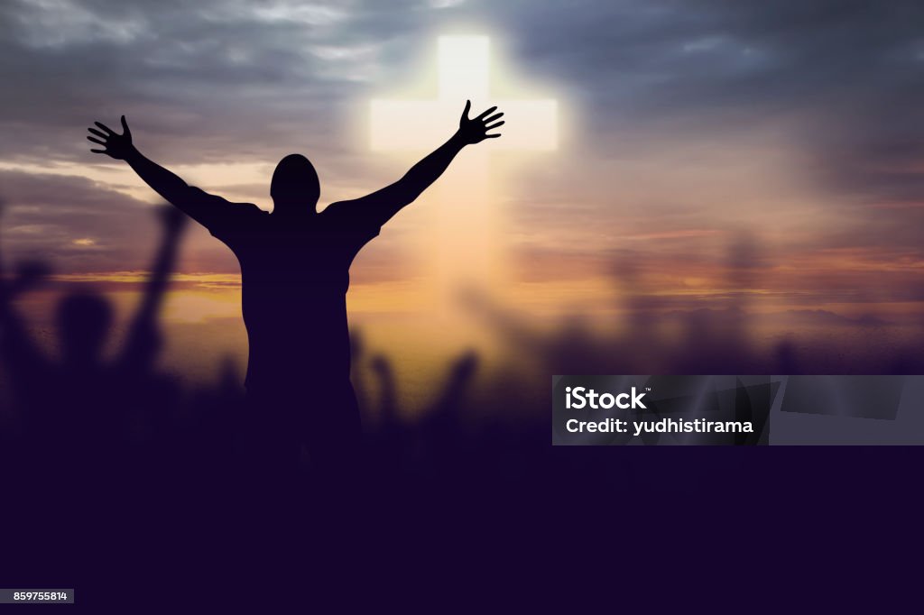 Sagoma di preghiere cristiane che alzano la mano mentre pregano Gesù - Foto stock royalty-free di Chiesa