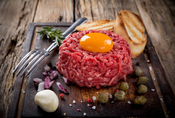 close up of beef tartar - tartar sauce imagens e fotografias de stock