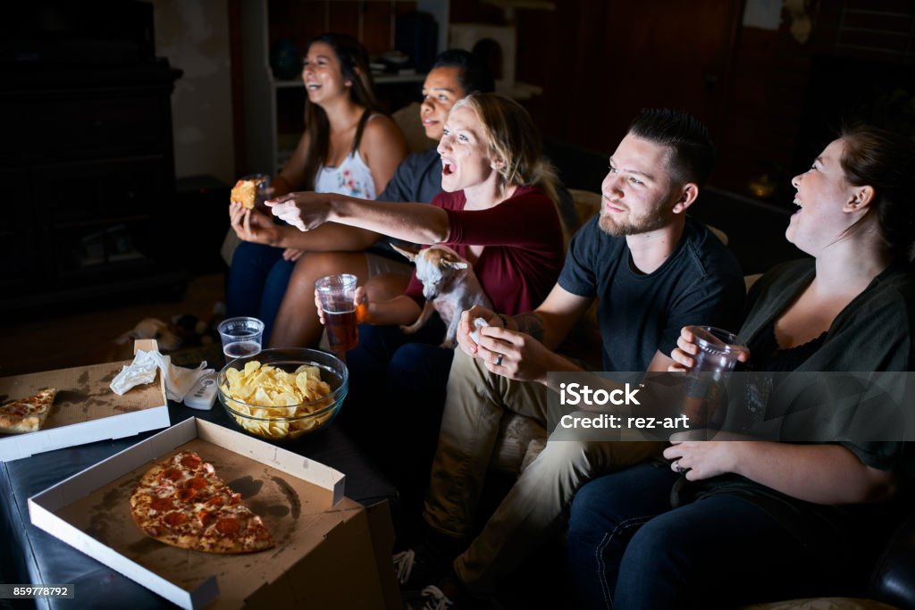 Grupo de amigos apasionados vítores mientras observa el juego en la tv - Foto de stock de Largometrajes libre de derechos