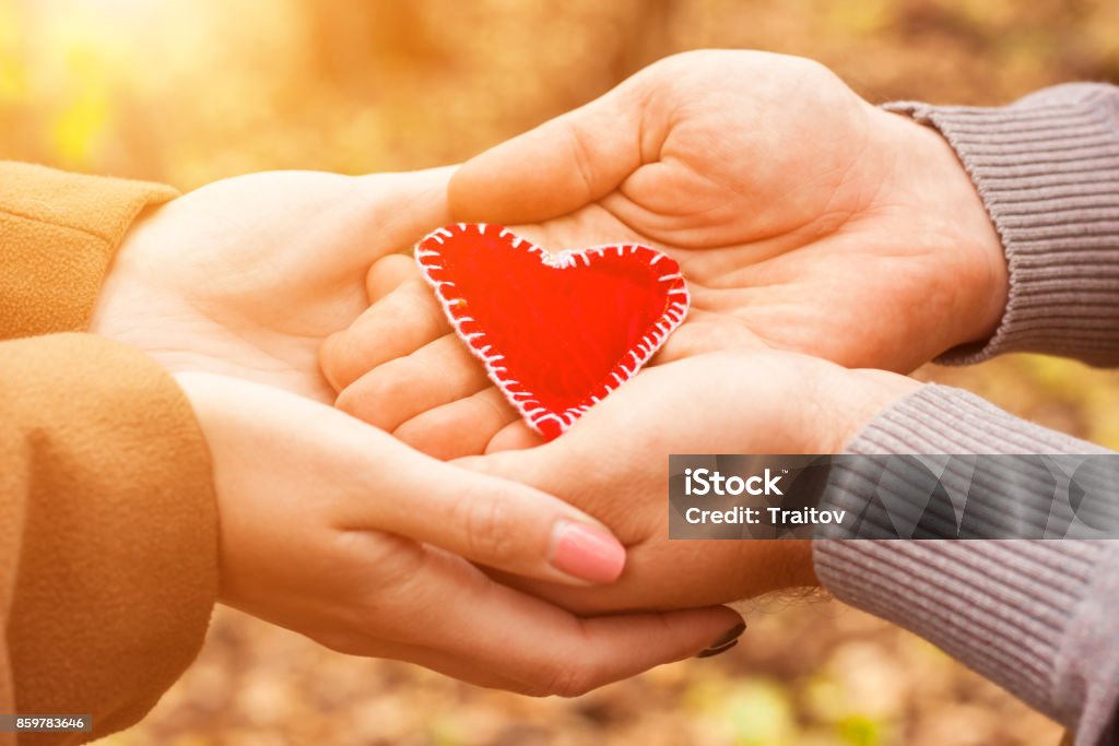 Mann Frau verleihen sein rote Herz als Zeichen seiner Liebe - Lizenzfrei Paar - Partnerschaft Stock-Foto