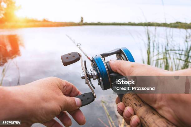 Hombre Es Pescar Con Un Carrete De La Retrospección Foto de stock y más banco de imágenes de Industria de la pesca