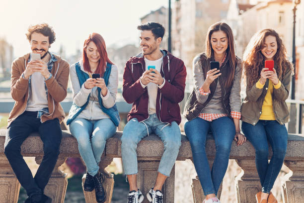 istock Social networking in the city 859807022