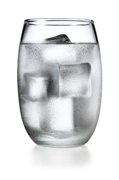 vaso de agua con hielo, aislado sobre fondo blanco - distilled water fotografías e imágenes de stock