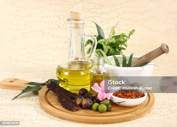 Dầu Ayurvedic Trong Chai Thủy Tinh Hoặc Dầu Tóc Thảo Dược Với Các Loại Thảo Mộc Hình ảnh Sẵn có - Tải xuống Hình ảnh Ngay bây giờ - iStock Dầu Ayurvedic Trong Chai Thủy Tinh Hoặc Dầu Tóc Thảo Dược Với Các Loại Thảo Mộc Hình ảnh Sẵn có - Tải xuống Hình ảnh Ngay bây giờ - iStock