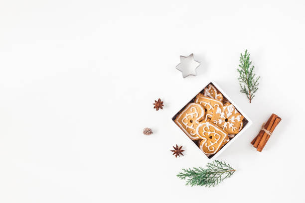 biscoitos de gengibre de natal e ramos de pinheiro. vista plana leiga, topo - baking food cookie breakfast - fotografias e filmes do acervo