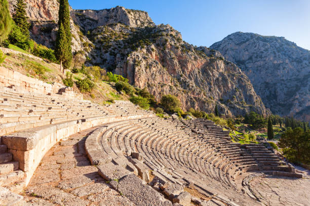 antiguo santuario de delfos, grecia - olympia fotografías e imágenes de stock