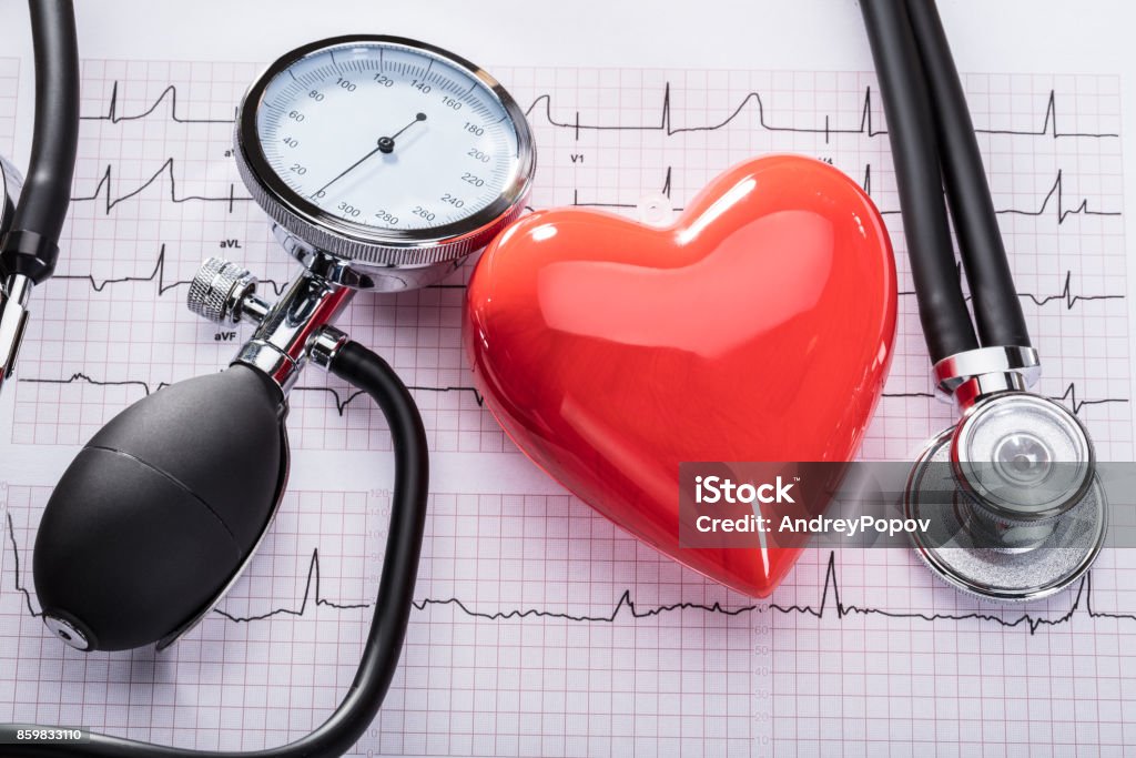 Kardiogramm Herzschlag und medizinische Ausrüstung - Lizenzfrei Blutdruckmesser Stock-Foto