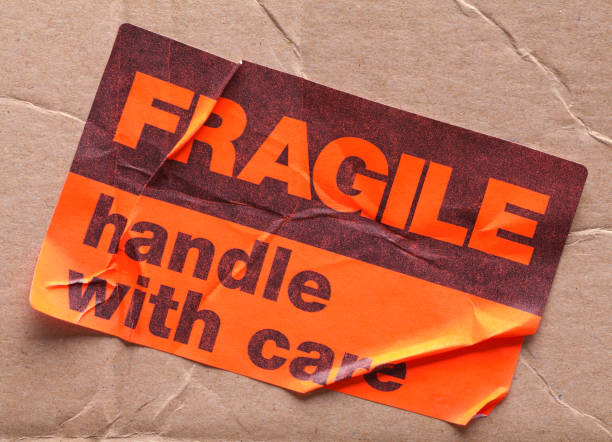 fragile sticker and box - cardboard box package box label imagens e fotografias de stock