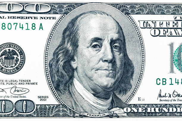 draufsicht auf benjamin franklin gesicht auf 100 us-dollar-schein hautnah. us-hundert-dollar-rechnung nahaufnahme. haufen von hundert-dollar-scheine auf geld hintergrund. - fifty dollar bill number 50 currency close up stock-fotos und bilder