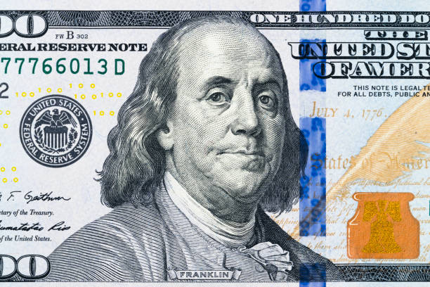 draufsicht auf benjamin franklin gesicht auf 100 us-dollar-schein hautnah. us-hundert-dollar-rechnung nahaufnahme. haufen von hundert-dollar-scheine auf geld hintergrund. - fifty dollar bill number 50 currency close up stock-fotos und bilder