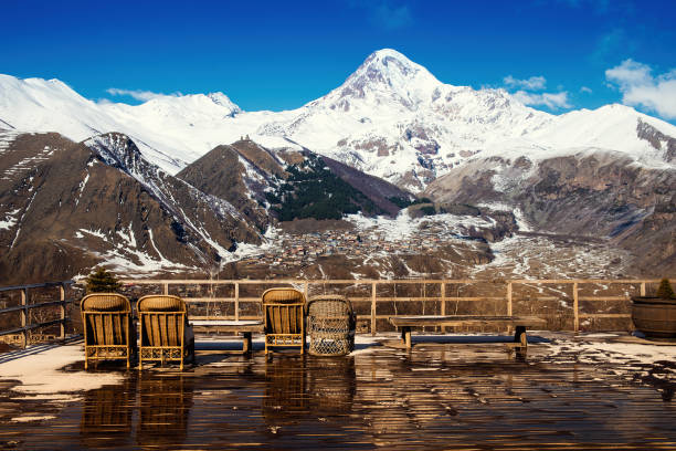 ansichten des kasbek - kazbek stock-fotos und bilder
