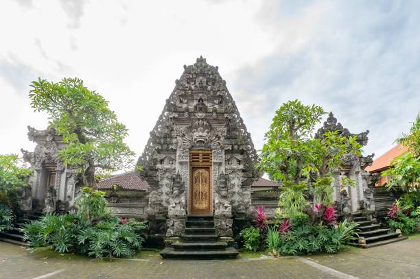 Puri Kantor, a Hindu temple in the center of Ubud, Bali, Indonesia. Puri Kantor, a Hindu temple in the center of Ubud, Bali, Indonesia. kantor stock pictures, royalty-free photos & images