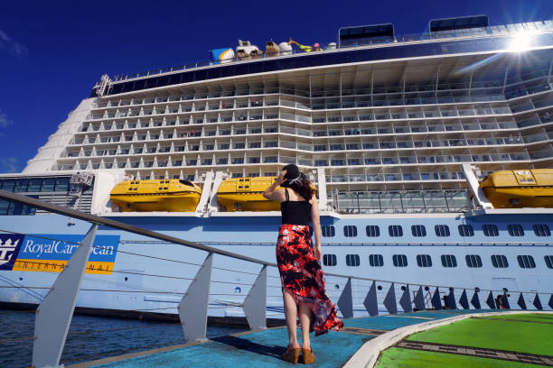 femme regardant un bateau de croisière - passenger ship flash photos et images de collection