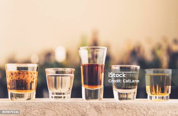 Photo libre de droit de Cinq Verres Rempli Dune Variété Dalcool banque d'images et plus d'images libres de droit de Goûter - Goûter, Gin, Tequila - Spiritueux