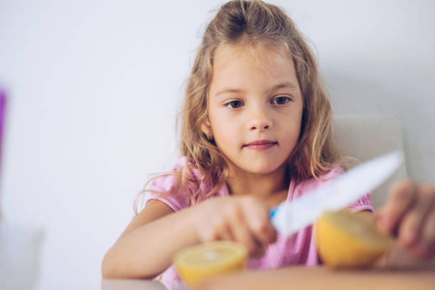 piękna dziewczyna cięcia cytryny - lemon sour taste biting eating zdjęcia i obrazy z banku zdjęć