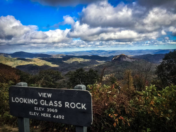 looking glass rock - blue ridge mountains appalachian mountains appalachian trail forest imagens e fotografias de stock