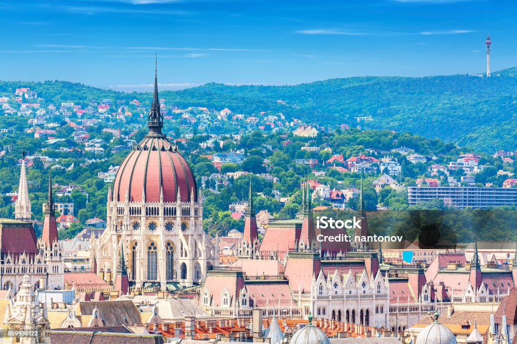 Viaggi e concetto di turismo europeo. Panorama del Parlamento e di Buda di Budapest in Ungheria durante la giornata di sole estivo con cielo blu e nuvole. Vista dal basilico di Sant'Isvano. - Foto stock royalty-free di Arcobaleno