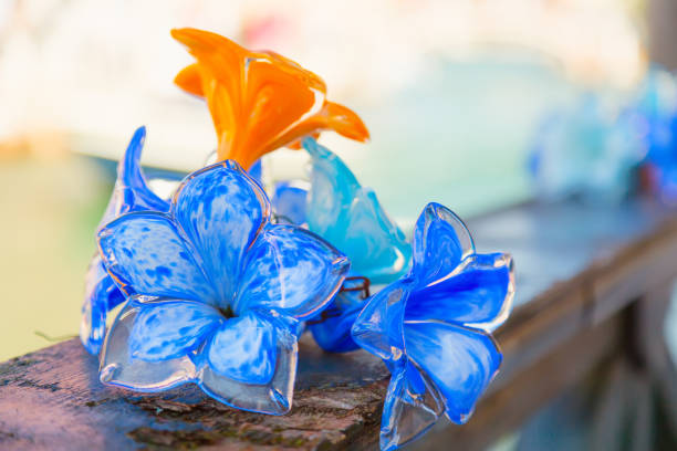 adornos de cristal flor tradicional en la isla de murano cerca de venecia, italia. - murano fotografías e imágenes de stock