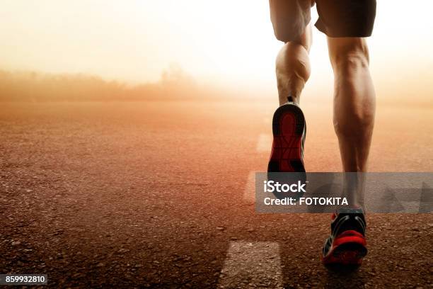 Hombre Corriendo Foto de stock y más banco de imágenes de Correr - Correr, Maratón, Hombres
