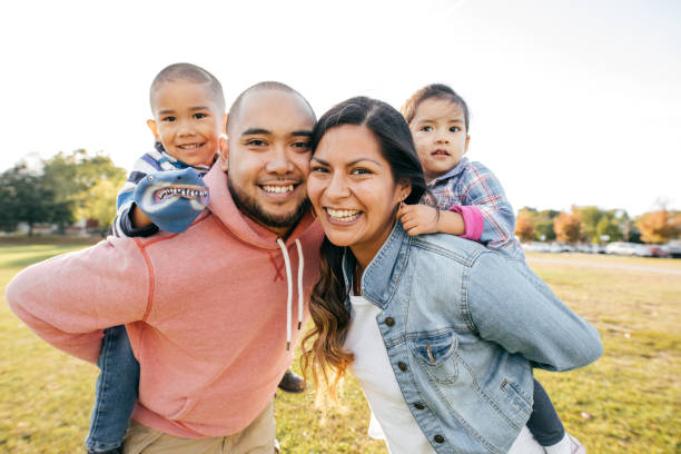 família feliz  - family with two children family park child - fotografias e filmes do acervo