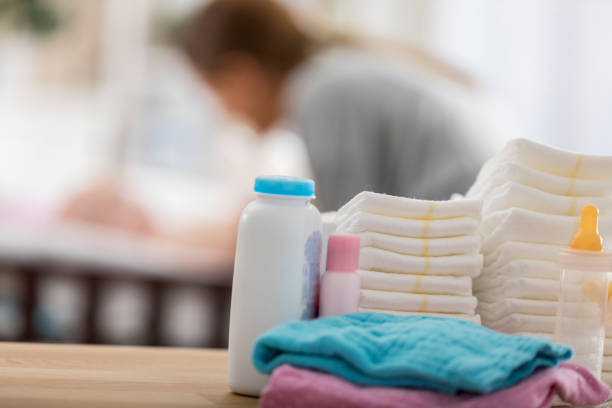 baby-produkte in einem kindergarten - gegenstand zur babypflege stock-fotos und bilder