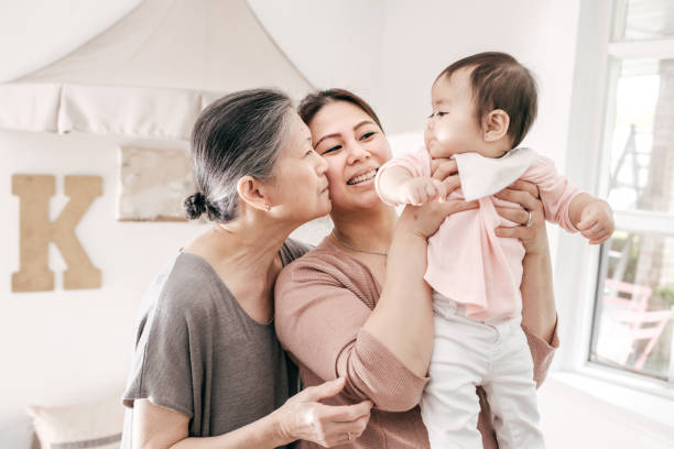 granda con nieta - filipino fotografías e imágenes de stock