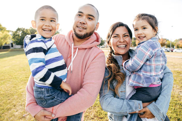 happy familia  - inmigrante fotografías e imágenes de stock
