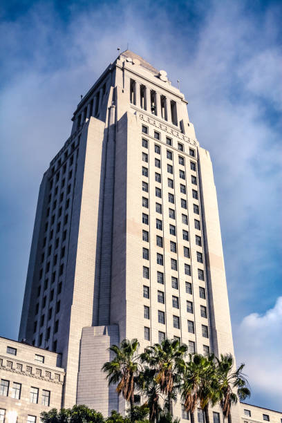 мэрия лос-анджелеса, глядя на центральную башню - los angeles city hall стоковые фото и изображения