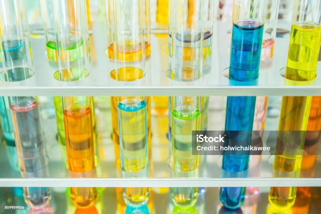 実験室ガラス試験管試験管ラックにカラフルな化学ソリューションを - オレンジ色のロイヤリティフリーストックフォト