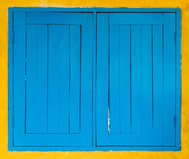 Cтоковое фото Голубое окно на желтой стене.