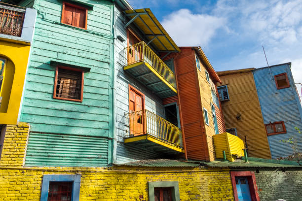 les maisons colorées de la rue caminito à la boca - argentina buenos aires door la boca photos et images de collection
