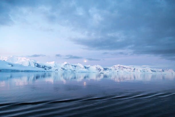 la péninsule de l’antarctique dans le crépuscule. - glacier antarctica crevasse ice photos et images de collection