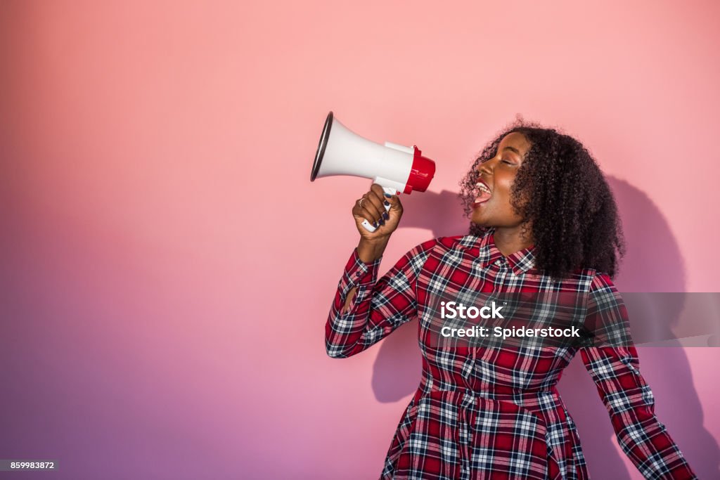 Monochrom - schreit schwarze Frau auf rosa Hintergrund in Megaphon - Lizenzfrei Megafon Stock-Foto