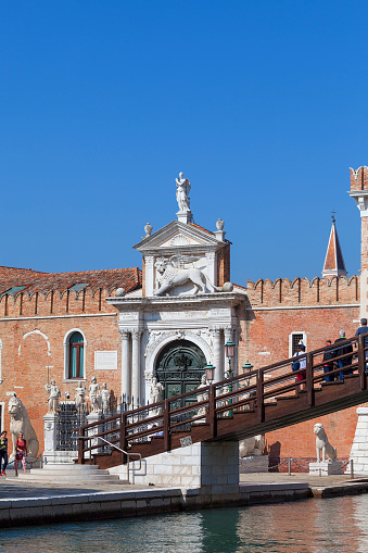 ヴェネチアのアルセナーレ元造船所と Armoriesヴェネツィアイタリアの複雑な アルセナーレ・ディ・ヴェネツィアのストックフォトや画像を