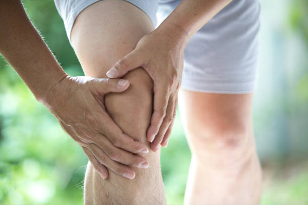 膝の痛み - men anatomy the human body body ストックフォトと画像