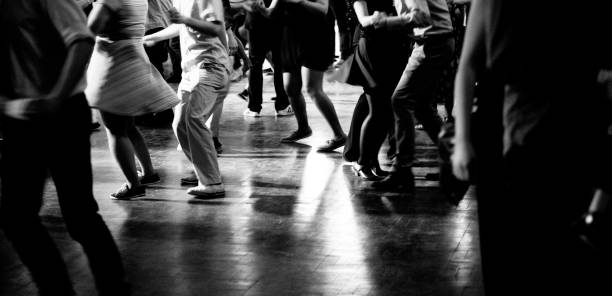 vista inferior de las piernas de personas bailando en blanco y negro - bailar el swing fotografías e imágenes de stock