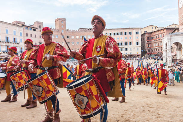 kuvapankkikuvat ja rojaltivapaat kuvat aiheesta perinteinen italialainen palio-hevoskilpailuparaati sienassa - palio