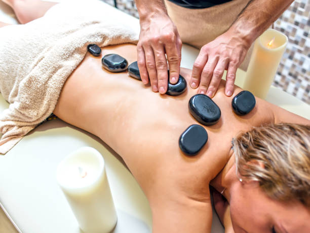 hot stone therapy massage - lastone therapy recovery zen like stone imagens e fotografias de stock
