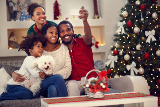 selfie de natal - família americana afro, fazendo selfie - cell plant cell human cell animal cell - fotografias e filmes do acervo