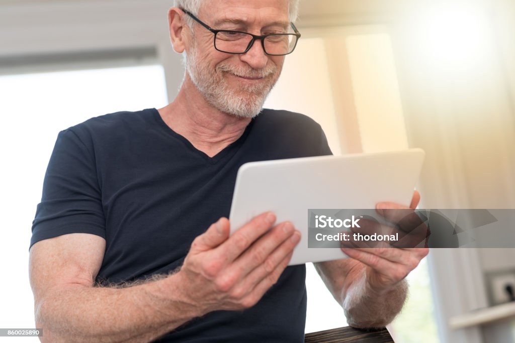 Reifer Mann mit digital-Tablette, Lichteffekt - Lizenzfrei 60-64 Jahre Stock-Foto