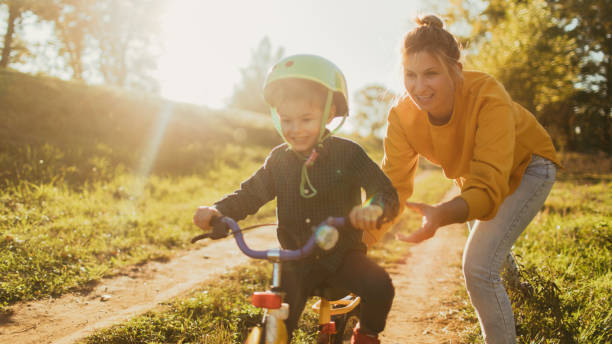 imparare a andare in bicicletta - family happiness outdoors autumn foto e immagini stock