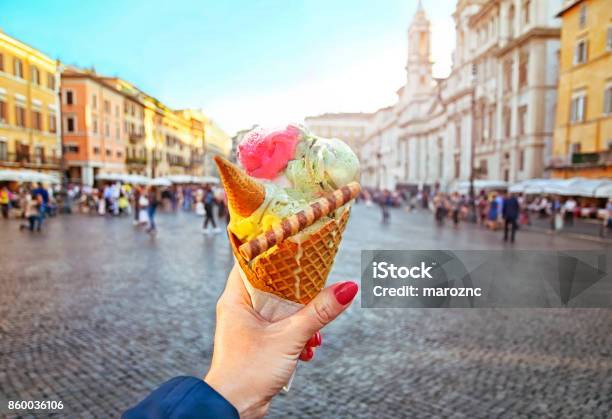 Italienische Eis In Der Hand Auf Dem Hintergrund Der Piazza Navona Gehalten Stockfoto und mehr Bilder von Rom - Italien