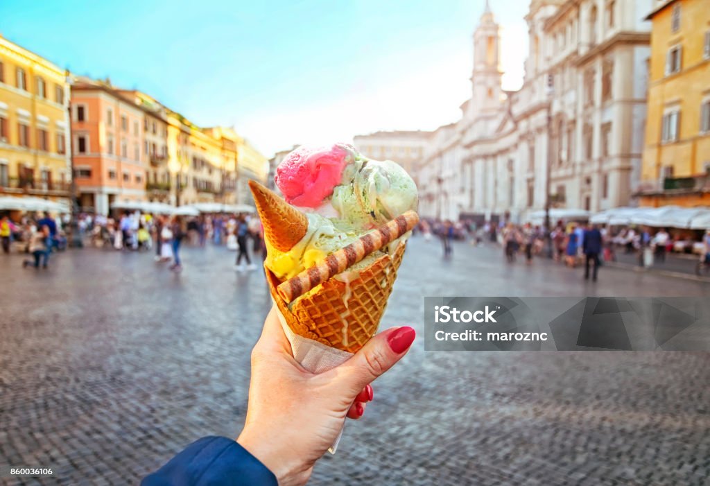 Italienne cornet de crème glacée – qui s’est tenue dans la main sur le fond de la place Navone - Photo de Rome - Italie libre de droits