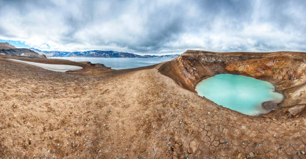 istock Oskjuvatn and Viti 860037278