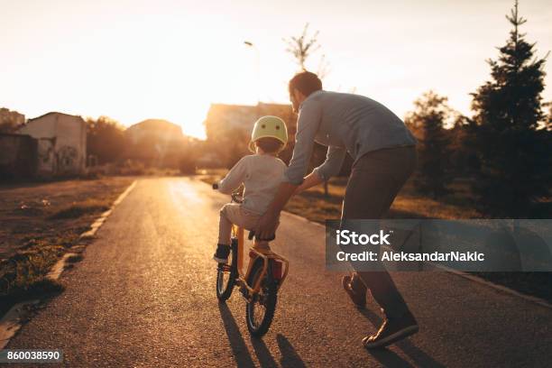 Padre E Hijo En Un Carril De Bicicleta Foto de stock y más banco de imágenes de Andar en bicicleta - Andar en bicicleta, Padre, Bicicleta