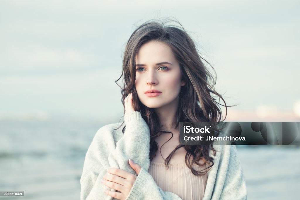 Portrait d’une belle jeune fille aux cheveux bouclés sur un jour de grand vent froid à l’extérieur - Photo de Une seule femme libre de droits