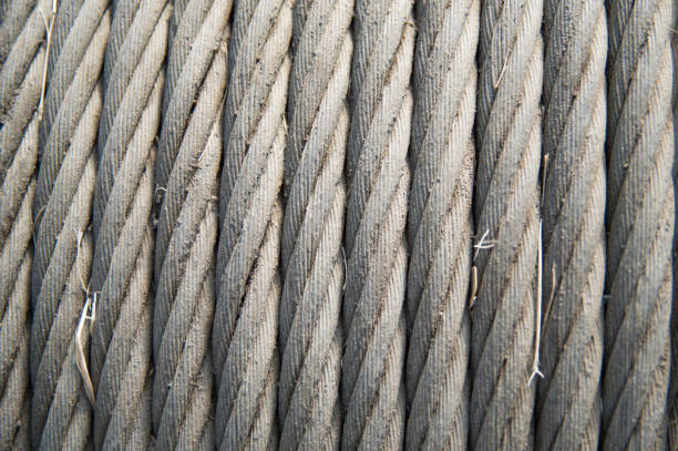 sfondo con un cavo in acciaio arrotolato. - steel cable wire rope rope textured foto e immagini stock